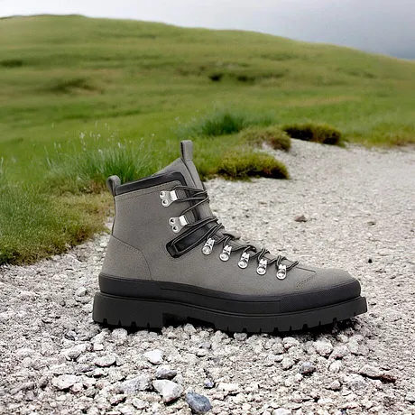 Robusto scarpone da trekking grigio con suola nera.