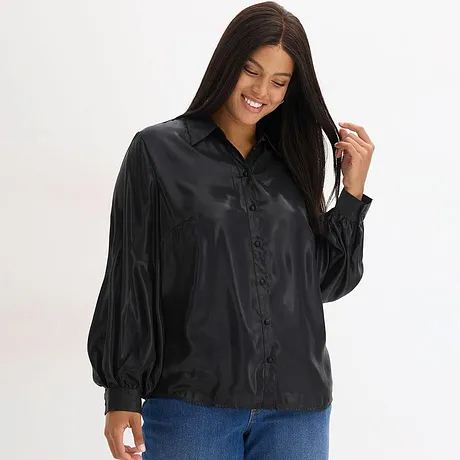 Camicetta nera con colletto e bottoni, abbinata a jeans blu.