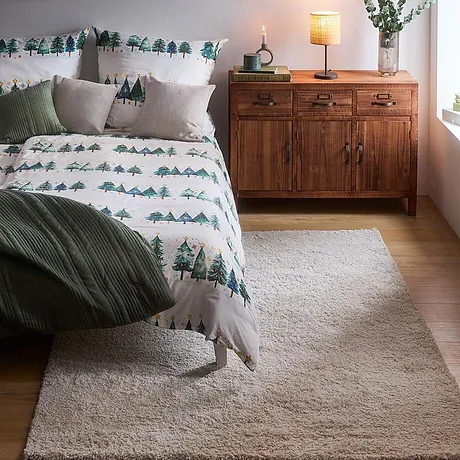 Tappeto chiaro nella camera da letto.