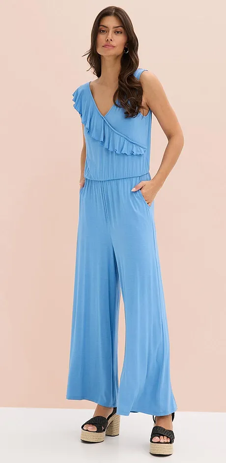 Tuta azzurra con ruches, scollo a V e gambe larghe. Outfit estivo fresco e leggero per i giorni più caldi.