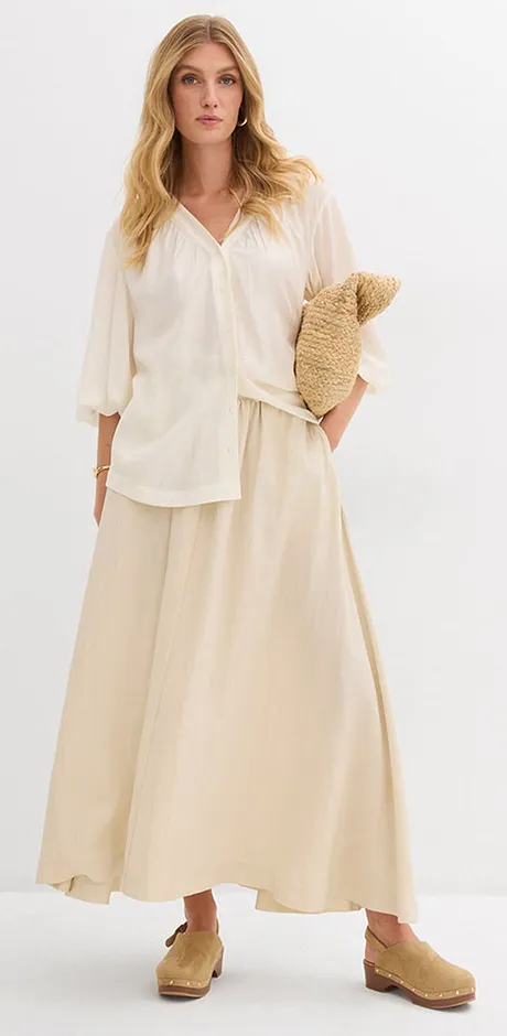 Look estivo color crema con camicetta ampia e gonna lunga. 