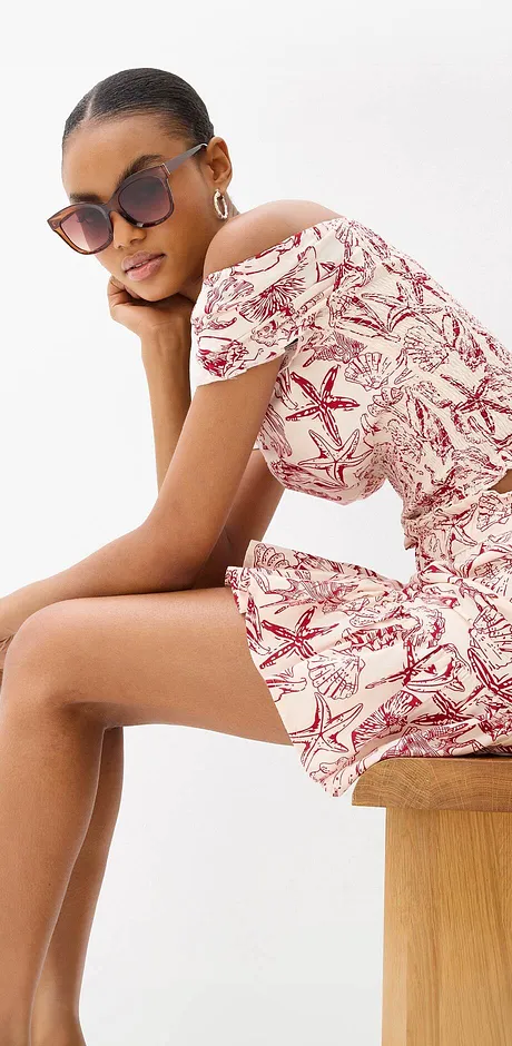 Completo estivo gonna e camiceetta con spalle scoperte con motivo rosso e bianco. 