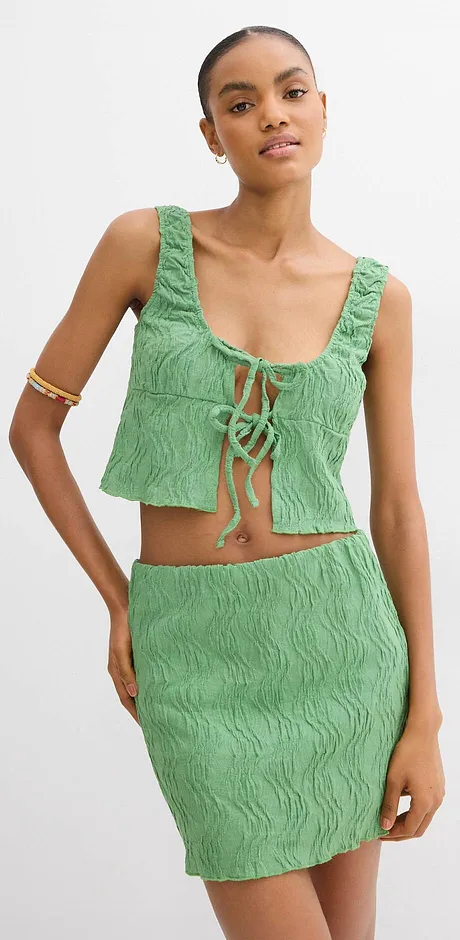 Completo verde a trama operata con top e gonna aderente. 