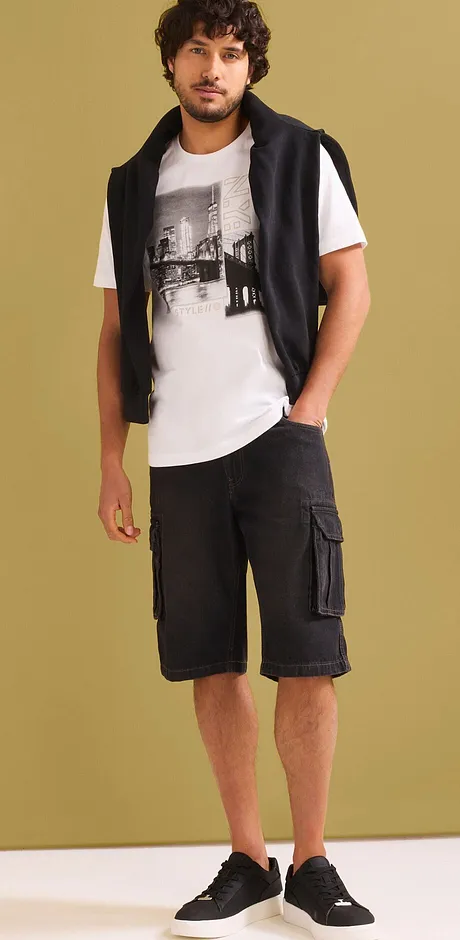 T-shirt grafica e shorts cargo per un look cool.