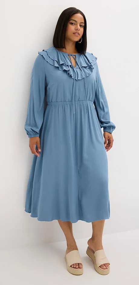Abito midi azzurro con collo con volant e maniche lunghe.