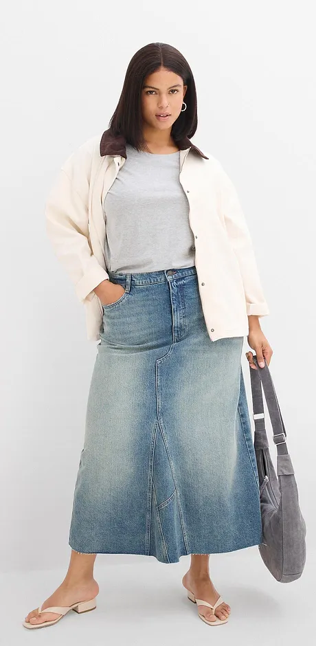 Giacca bianca morbida, top grigio, gonna lunga di jeans e comodi sandali.
