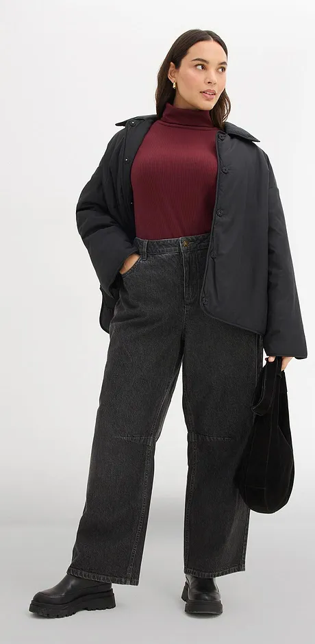 Combinazione di dolcevita bordeaux, giacca nera e jeans neri. 