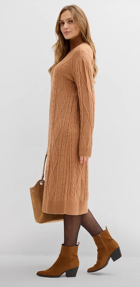 Abito lavorato a maglia color caramello, abbinato a stivali marroni.