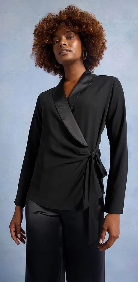 Blusa nera a portafoglio con revers e maniche lunghe.