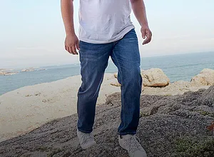 Jeans azzurri abbinati a sneakers bianche.