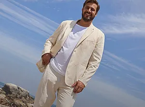 Completo da uomo elegante color crema con t-shirt bianca