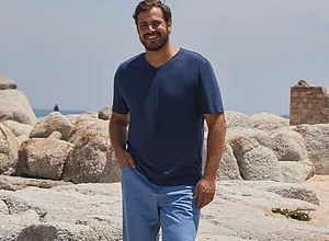 T-shirt scura abbinata a jeans azzurri.