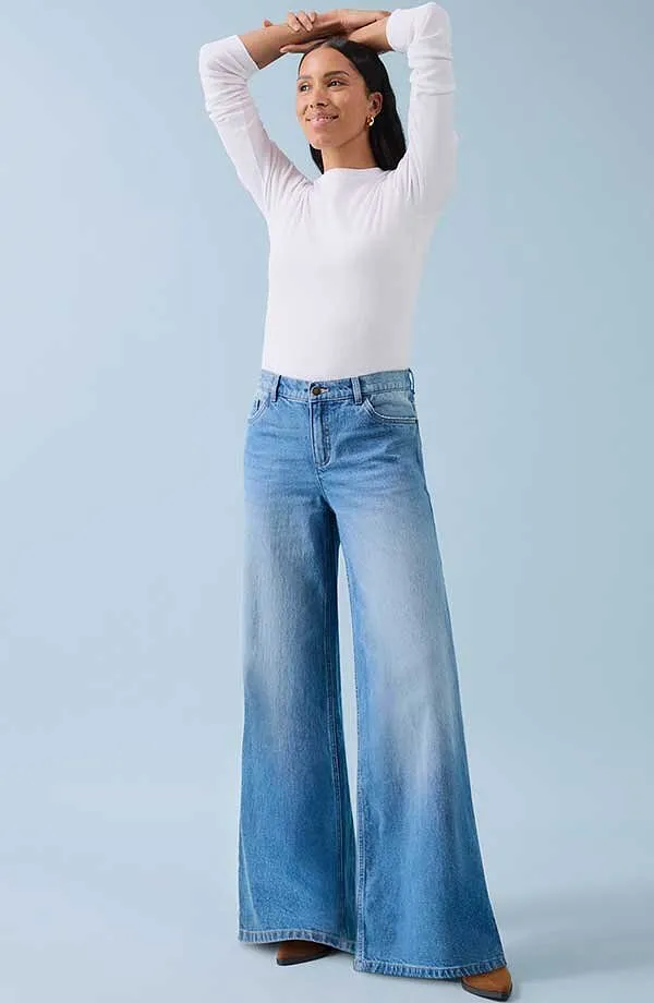 Maglia bianca a maniche lunghe e jeans ampi: una combinazione di comfort e stile casual.