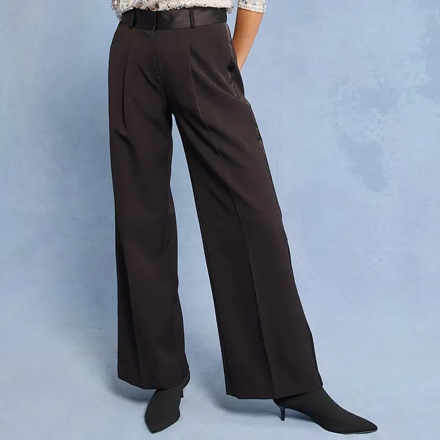 Eleganti pantaloni dal taglio ampio in grigio scuro.