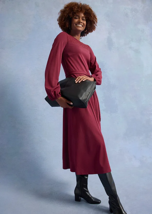 Elegante abito rosso bordeaux con maniche lunghe.