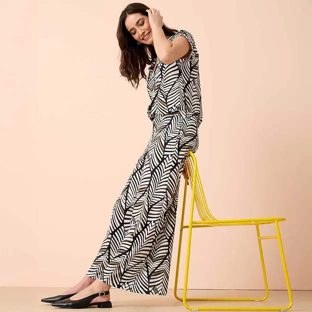 Motivi bianchi e neri su blusa e pantaloni: un look armonioso.