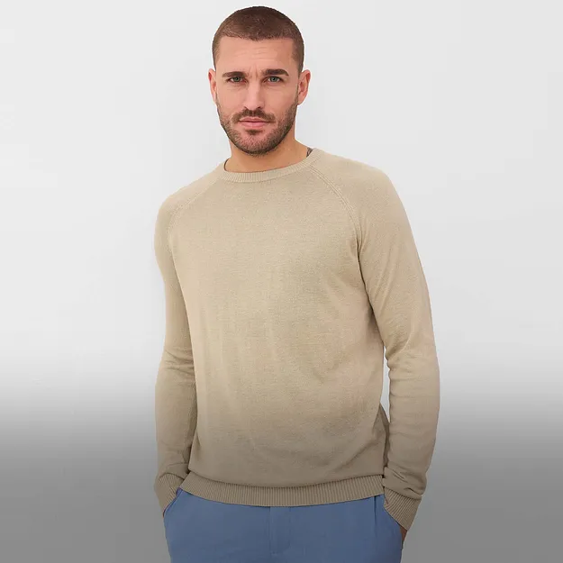Un maglione beige con scollo rotondo e maniche lunghe. 