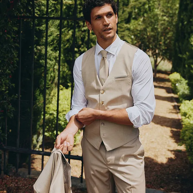 Gilet, pantaloni e giacca. Il tutto abbinato a camicia bianca e cravatta.