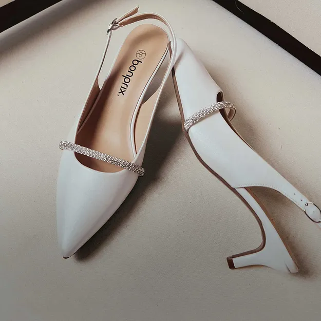 Eleganti d&eacute;collet&eacute; bianche con un sottile cinturino e punta affusolata. Una scarpa raffinata per le occasioni speciali.