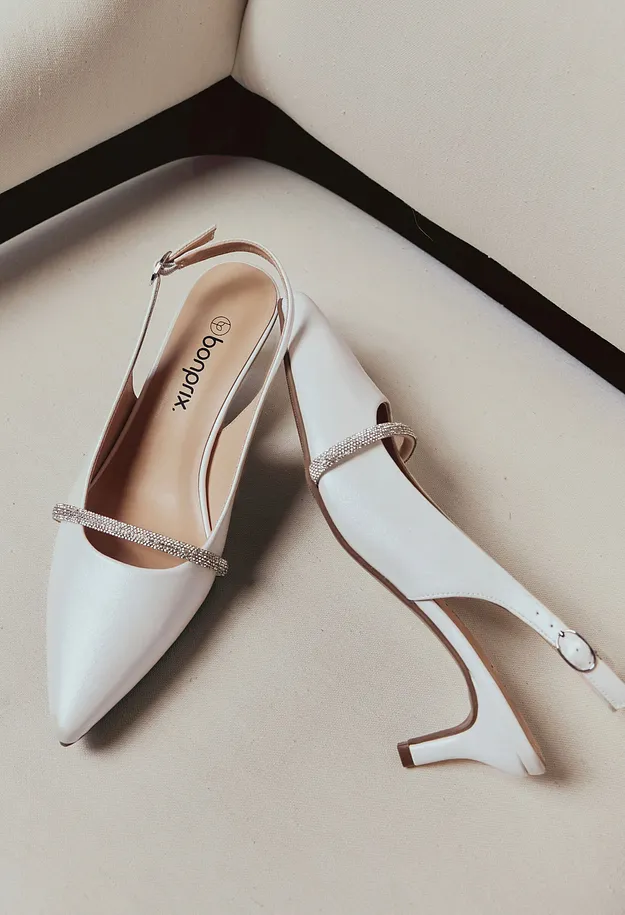 Eleganti d&eacute;collet&eacute; bianche con un sottile cinturino e punta affusolata. Una scarpa raffinata per le occasioni speciali.