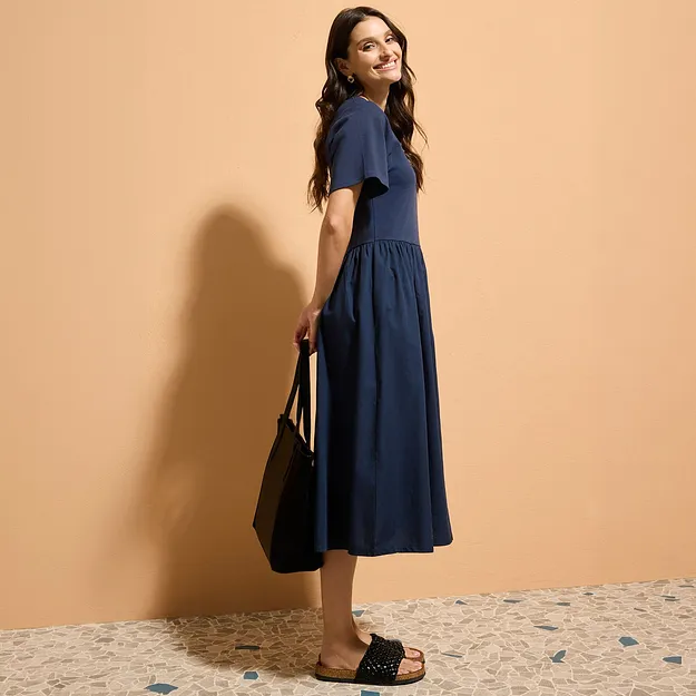 Elegante abito estivo blu scuro a maniche corte.