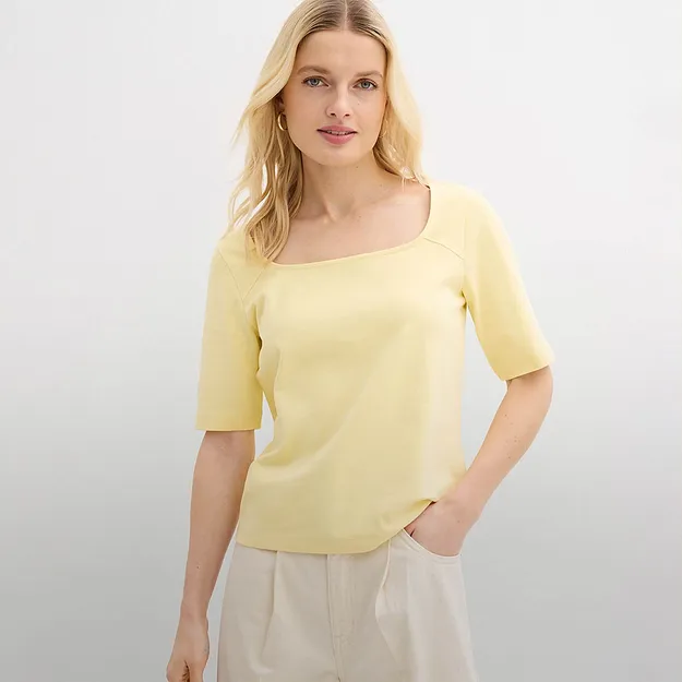 Maglia gialla con scollo squadrato.