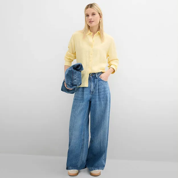 Camicia giallo pastello da abbinare a blue jeans larghi.