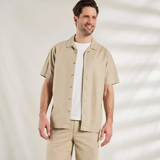 Uomo - Camicia a maniche corte in misto lino leggero, loose fit - Sabbia