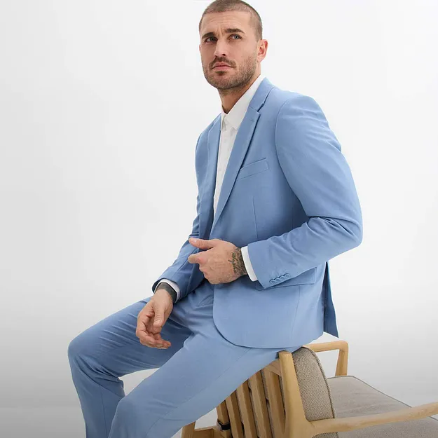 Elegante completo azzurro con camicia bianca. 