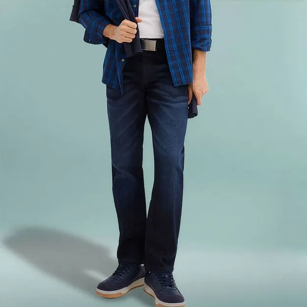 Camicia a quadri, jeans scuri e scarpe abbinate color blu navy.