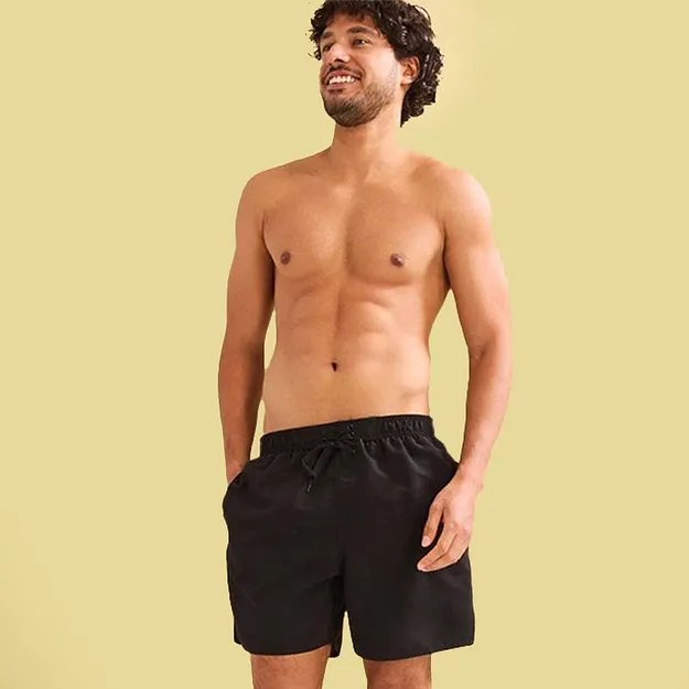 Un uomo indossa un costume da bagno nero.
