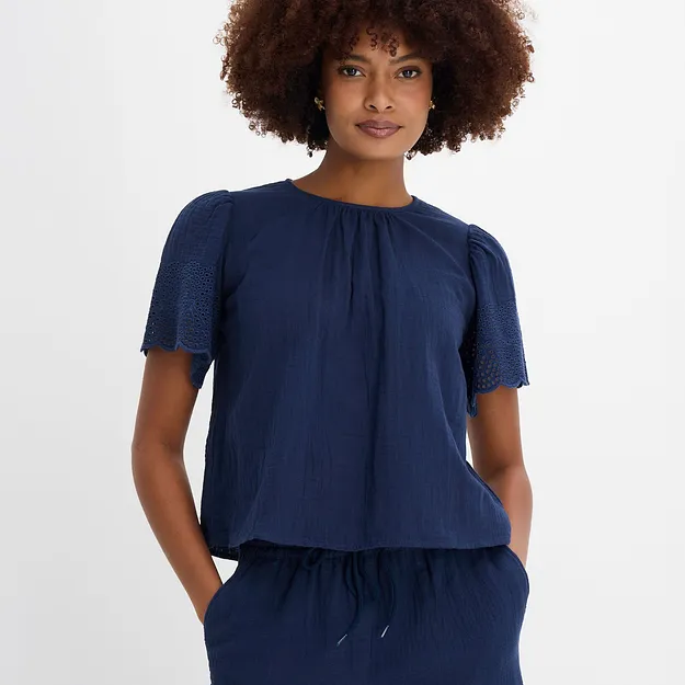 Elegante blusa blu scuro con maniche corte e classico scollo rotondo, perfetta per look raffinati.