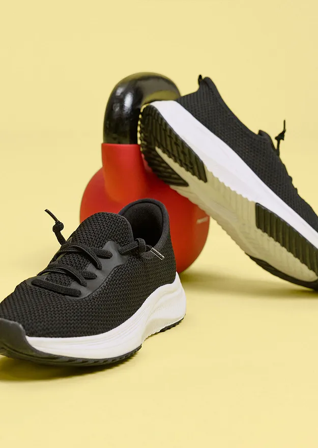 Scarpe da ginnastica nere con suola bianca.