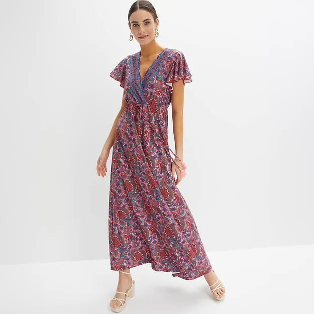 Abito lungo dai colori vivaci con motivo paisley, scollo a V, maniche corte ed eleganti sandali.