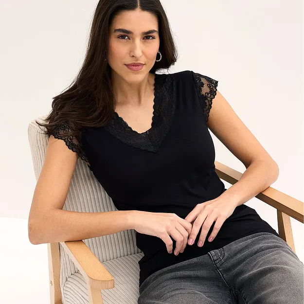 Elegante top nero con bordatura in pizzo sullo scollo.