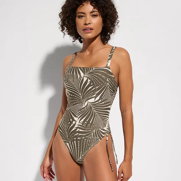 Elegante costume da bagno con motivo tropicale a palme e arricciature laterali. Eleganza estiva.
