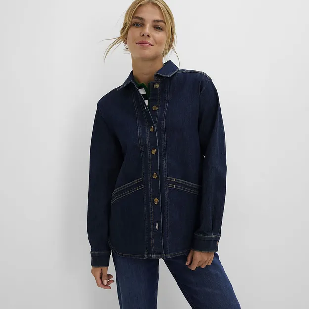 Giacca di jeans dal look disinvolto abbinata a una maglia a righe e a un paio di jeans.