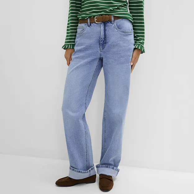 Outfit alla moda: maglietta a righe, jeans larghi azzurri, cintura marrone e mocassini in camoscio marrone.