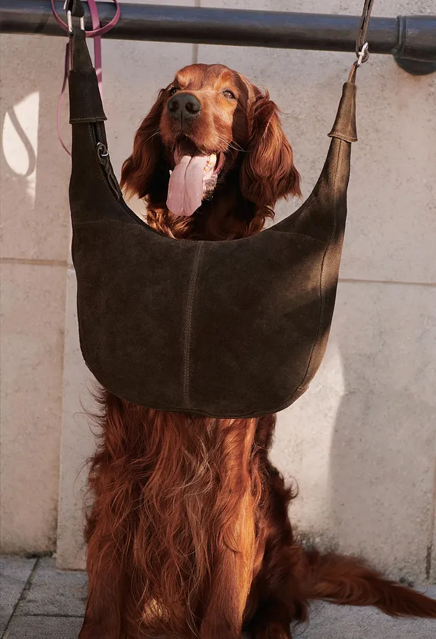 Un'elegante borsa in pelle scamosciata marrone.