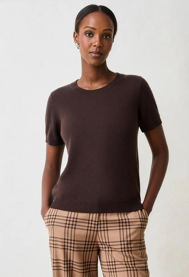 Elegante top a maniche corte marrone scuro e pantaloni a quadri color beige.