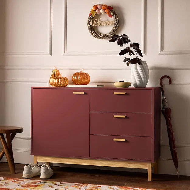 Ingresso decorato in stile autunnale con cassettiera e decorazioni