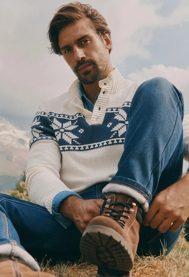 Un comodo maglione Fair Isle, jeans e robusti scarponi da trekking marroni all&rsquo;aperto.