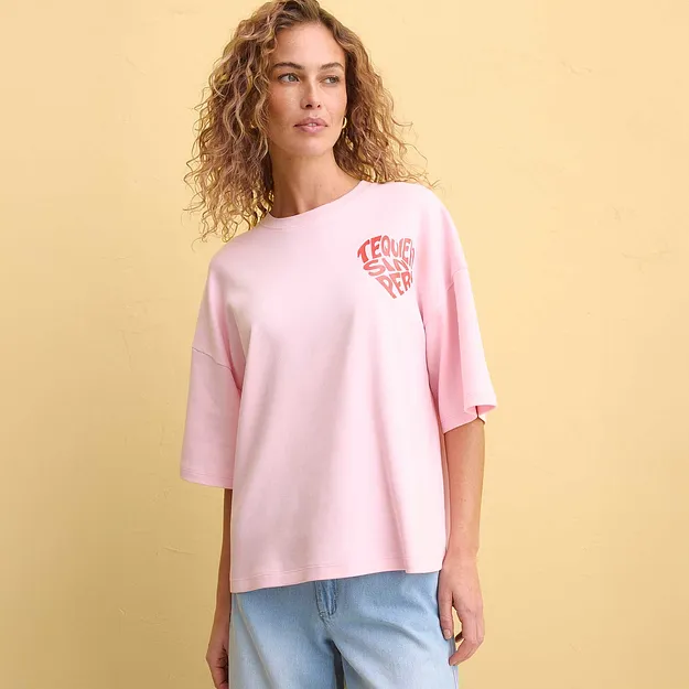 Maglietta rosa casual con maniche larghe. Comodo capo da indossare tutti i giorni per un look rilassato.