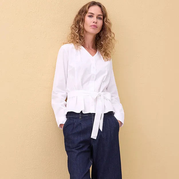 Elegante camicetta bianca avvolgente con maniche lunghe e cintura da annodare.