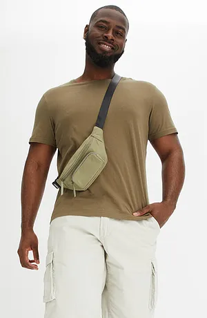 Maglietta basic verde oliva con pantaloni chiari