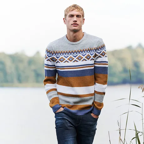 Maglione lavorato a maglia con motivi decorativi nei toni della terra con accenti blu.
