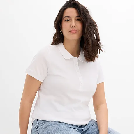 Polo classica bianca perfetta in combinazione a dei jeans azzurri.