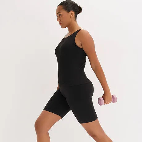 Top nero per lo sport e leggings neri per lo sport.