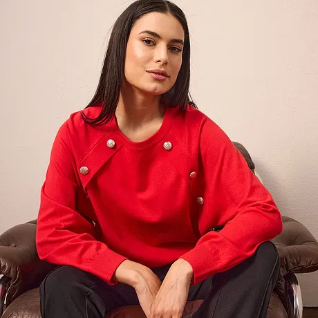 Un maglione rosso brillante con bottoni appariscenti. 