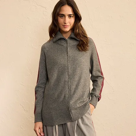 Cardigan grigio con zip e strisce rosse sulle maniche.